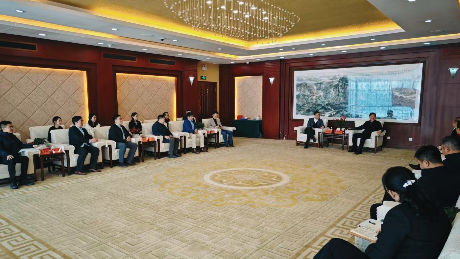 阿拉丁控股集團(tuán)與八師石河子市政府簽署戰(zhàn)略合作協(xié)議