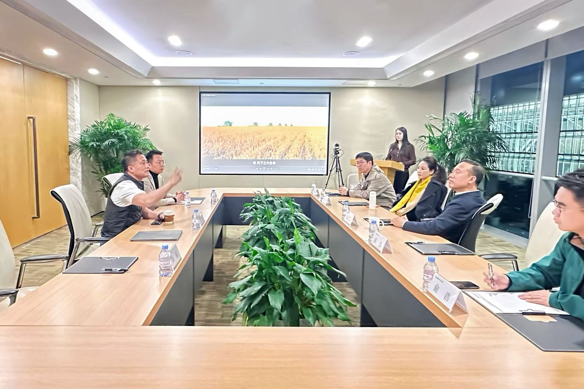 阿拉丁控股集團與國家機關(guān)事務(wù)管理局一行座談 阿拉丁控股集團與國家機關(guān)事務(wù)管理局一行座談